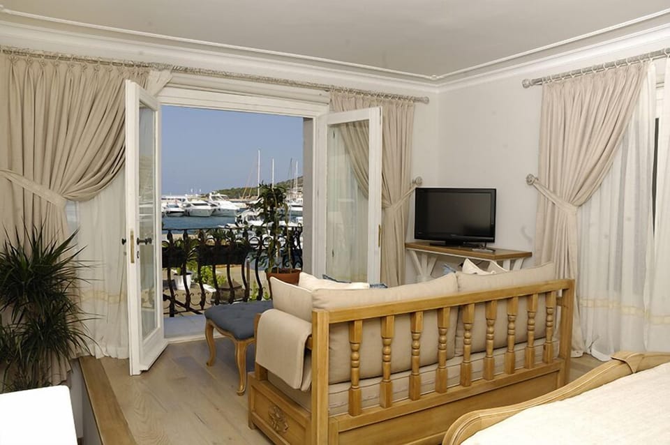 Suite | In-room safe, soundproofing, free WiFi