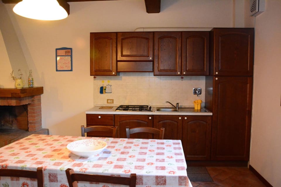 Fridge, oven, stovetop, coffee/tea maker
