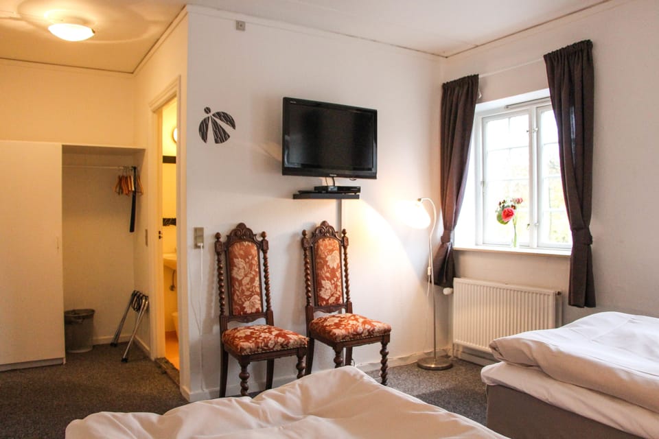 Comfort Twin Room | Individually decorated, individually furnished, desk, laptop workspace