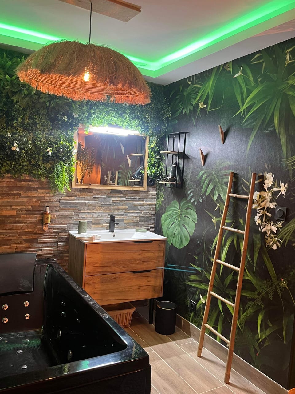 Superior Double Room, Hot Tub (Chambre Nature) | Bathroom | Shower, free toiletries, hair dryer, towels