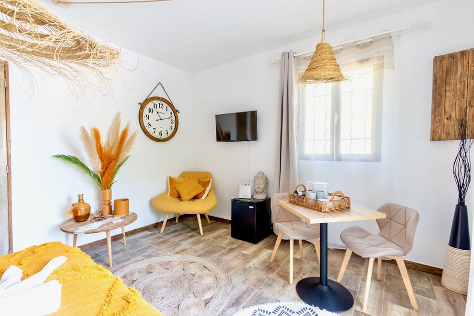Superior Suite, 1 Queen Bed, Non Smoking (Cosy) | Free WiFi, bed sheets