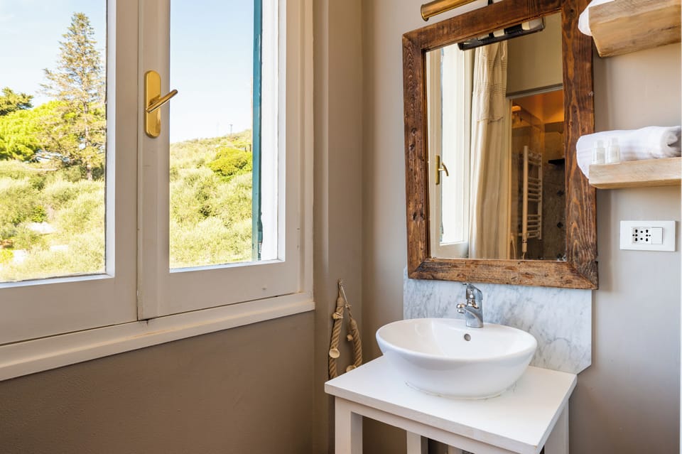 Classic Room Plus Vista Mare | Bathroom | Shower, hair dryer, bidet, towels