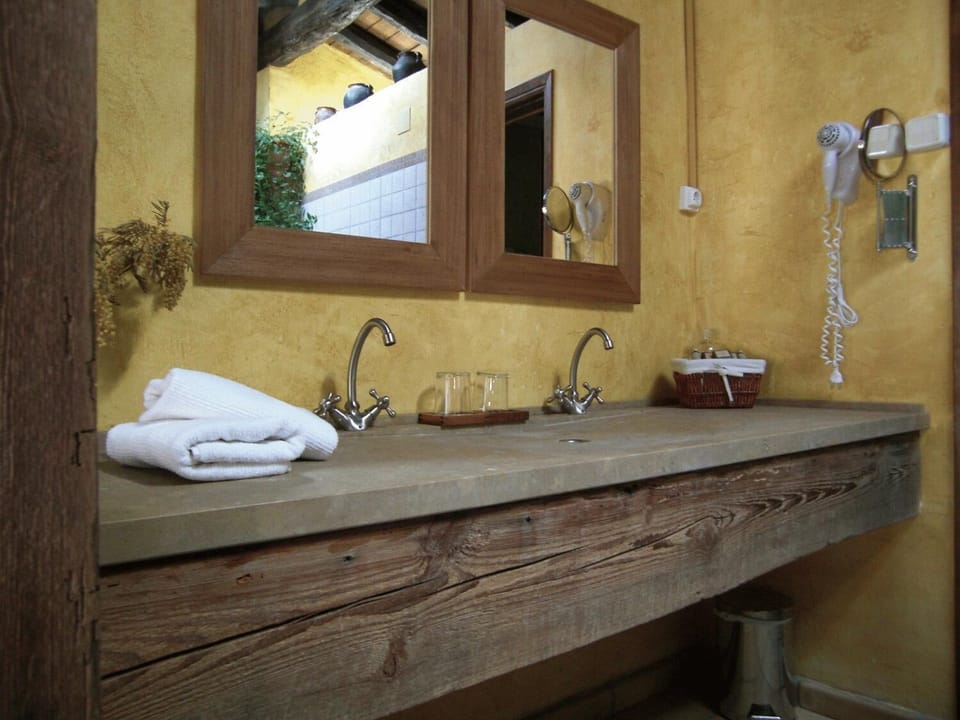 Shower, free toiletries, hair dryer, bidet
