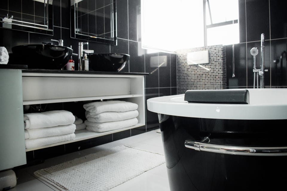 Luxury Double Room, 1 King Bed, Private Bathroom, Ocean View | Bathroom | Shower, free toiletries, hair dryer (on request), towels