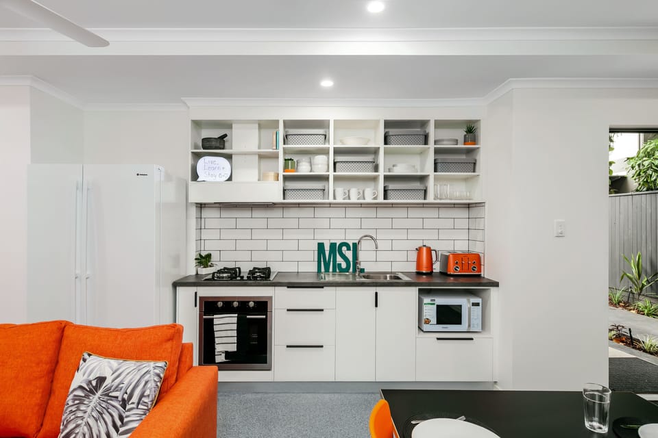 Full-size fridge, microwave, oven, stovetop