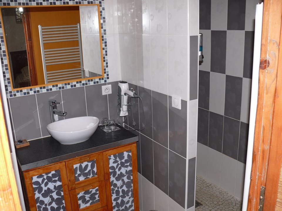 Shower, towels