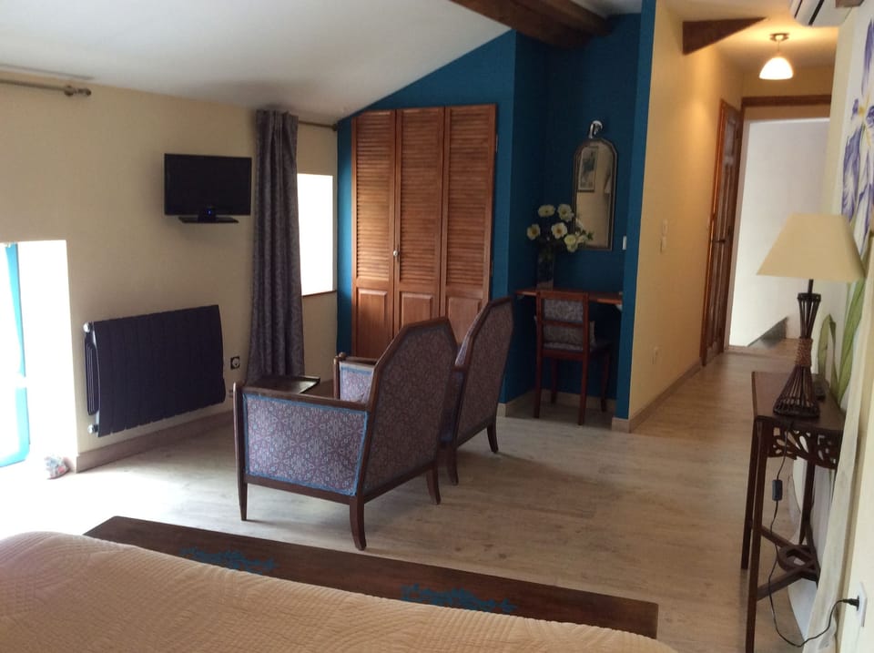 Triple Room | Living area | TV