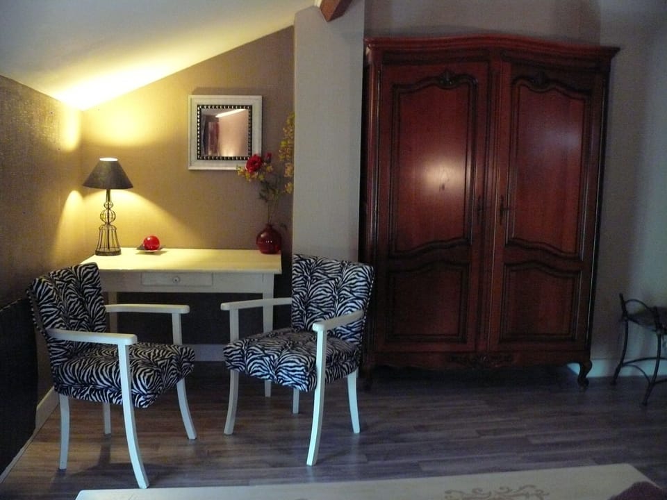 Quadruple Room | Living area | TV