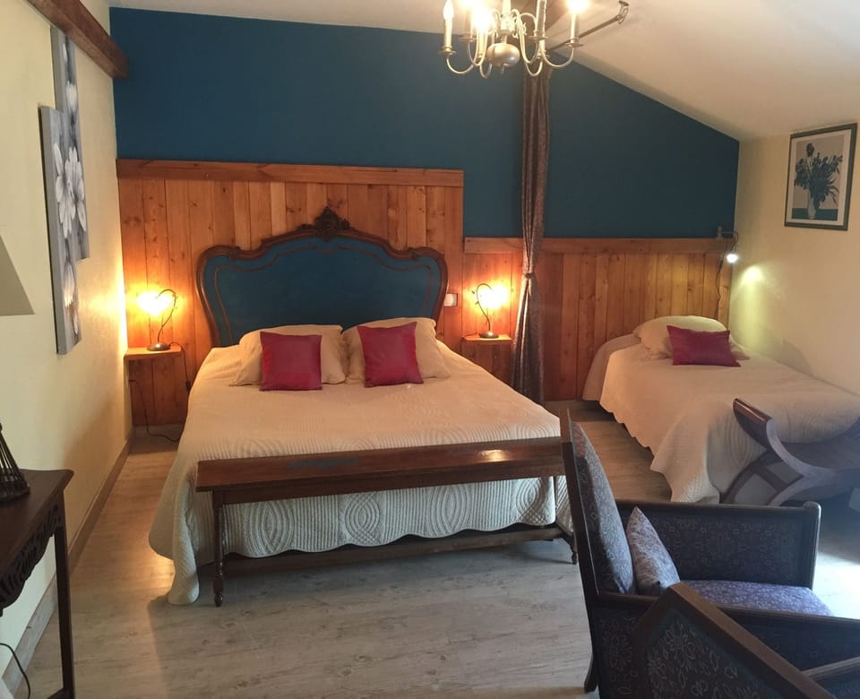 Triple Room | Individually decorated, individually furnished, desk, blackout drapes