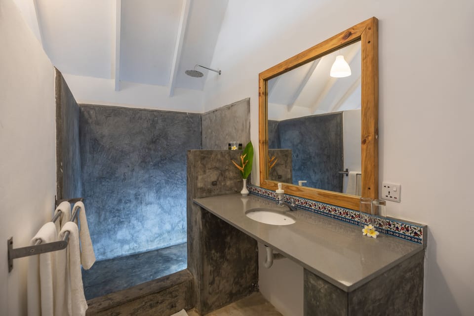 Shower, rainfall showerhead, free toiletries, towels