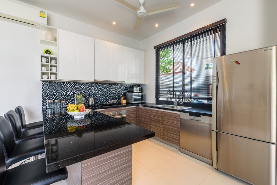 Comfort Villa | Private kitchen | Full-size fridge, microwave, oven, stovetop