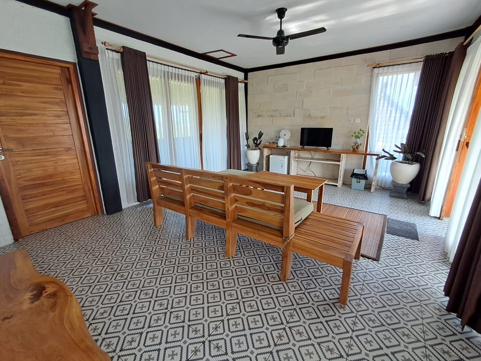 1 bedroom, desk
