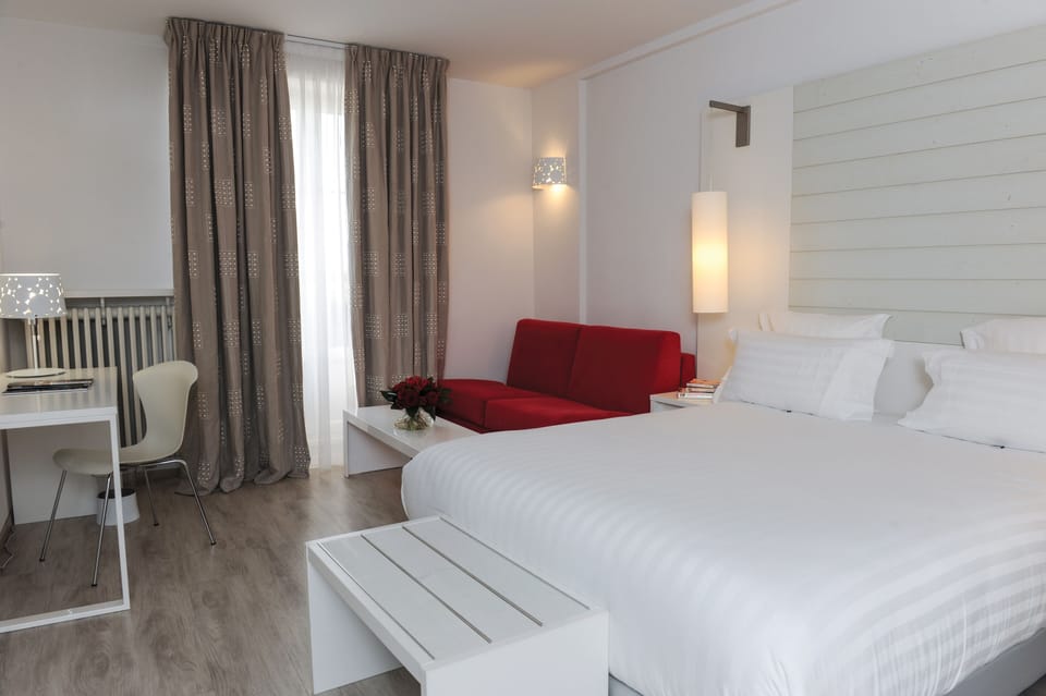 Deluxe Room | In-room safe, desk, soundproofing, iron/ironing board