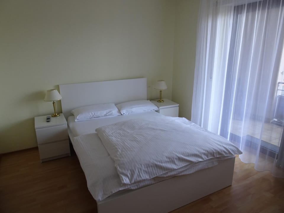 Hypo-allergenic bedding, desk, free WiFi, bed sheets