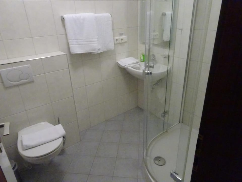 Shower, free toiletries, towels