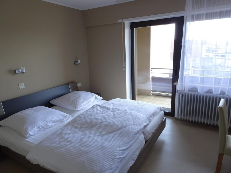 Hypo-allergenic bedding, desk, free WiFi, bed sheets