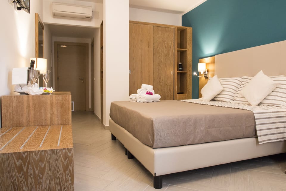 Classic Triple Room | In-room safe, desk, blackout drapes, soundproofing