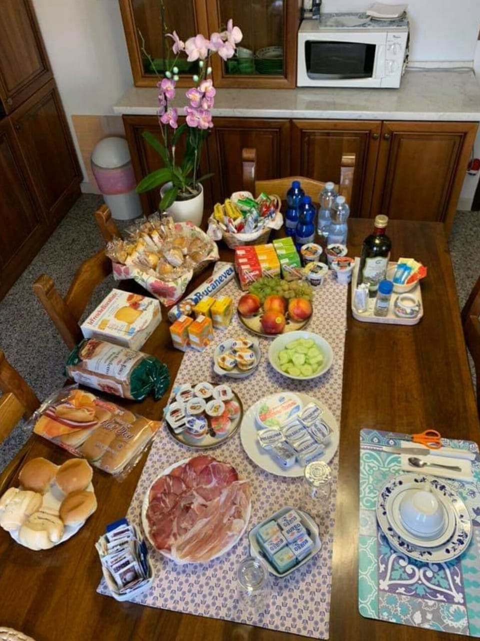 Standard Double Room | Private kitchen | Fridge, microwave, oven, stovetop