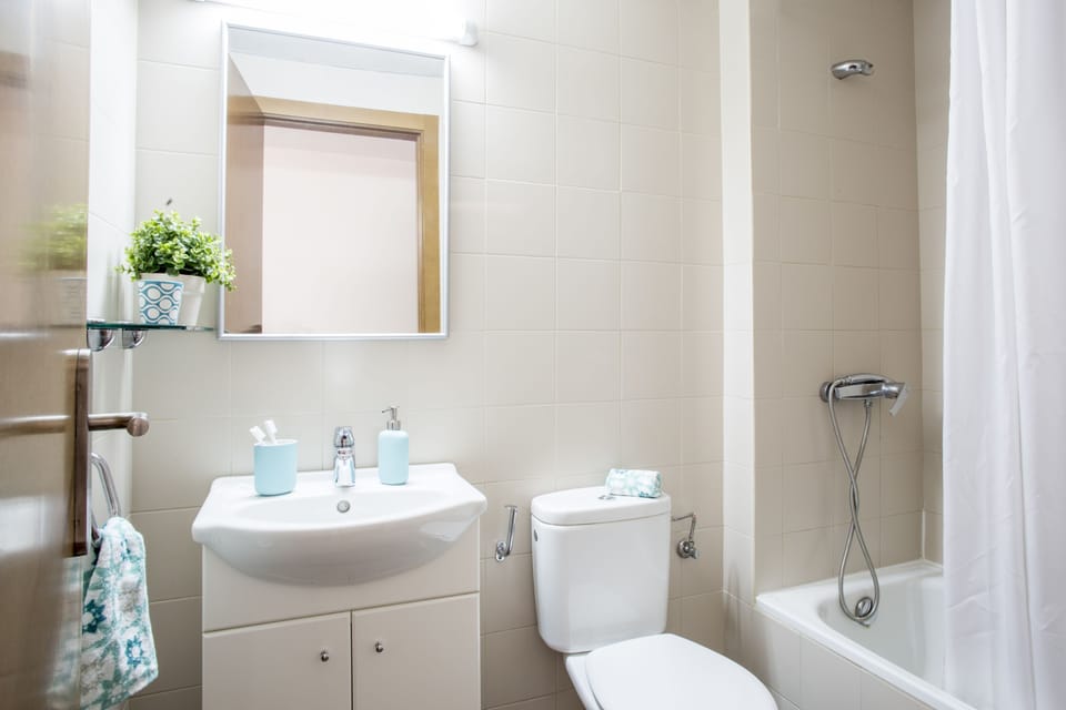 Standard Room, 2 Twin Beds | Bathroom | Shower, free toiletries, towels