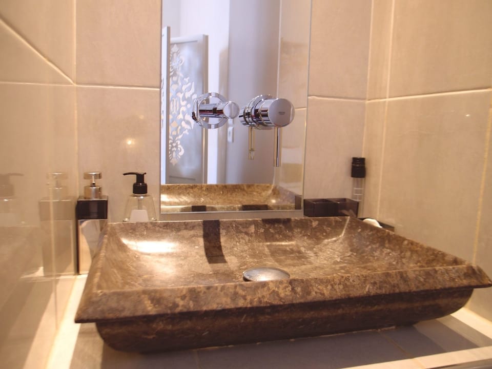 Double Room (Les 3 Ages) | Bathroom sink