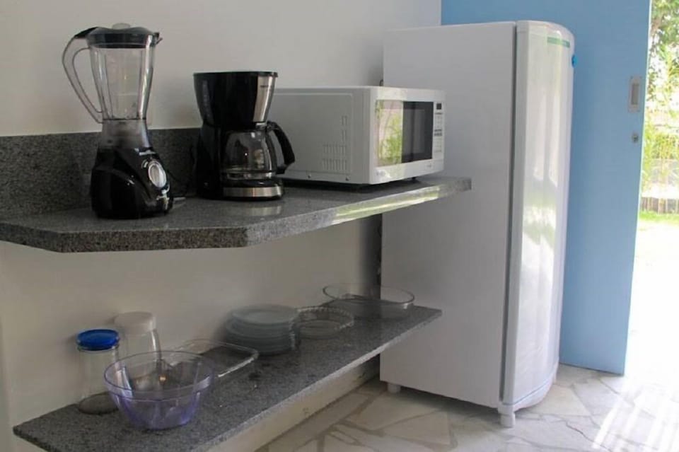 Full-size fridge, microwave, oven, stovetop