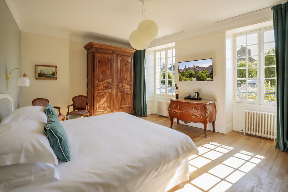 Junior Suite, 1 Double Bed | In-room safe, desk, iron/ironing board, free WiFi