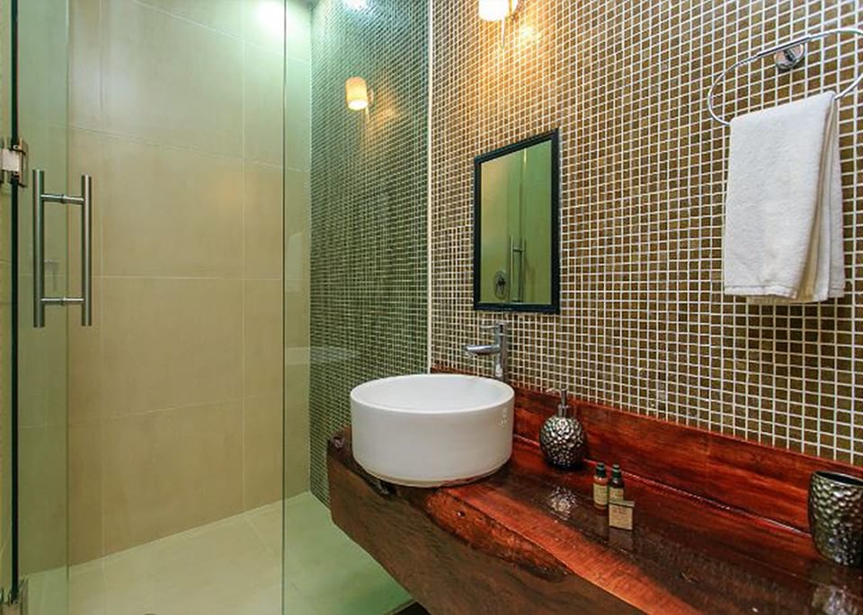 Condo | Bathroom | Shower, free toiletries, hair dryer, bidet