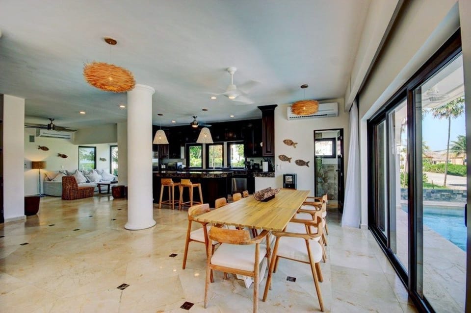 Villa | In-room dining