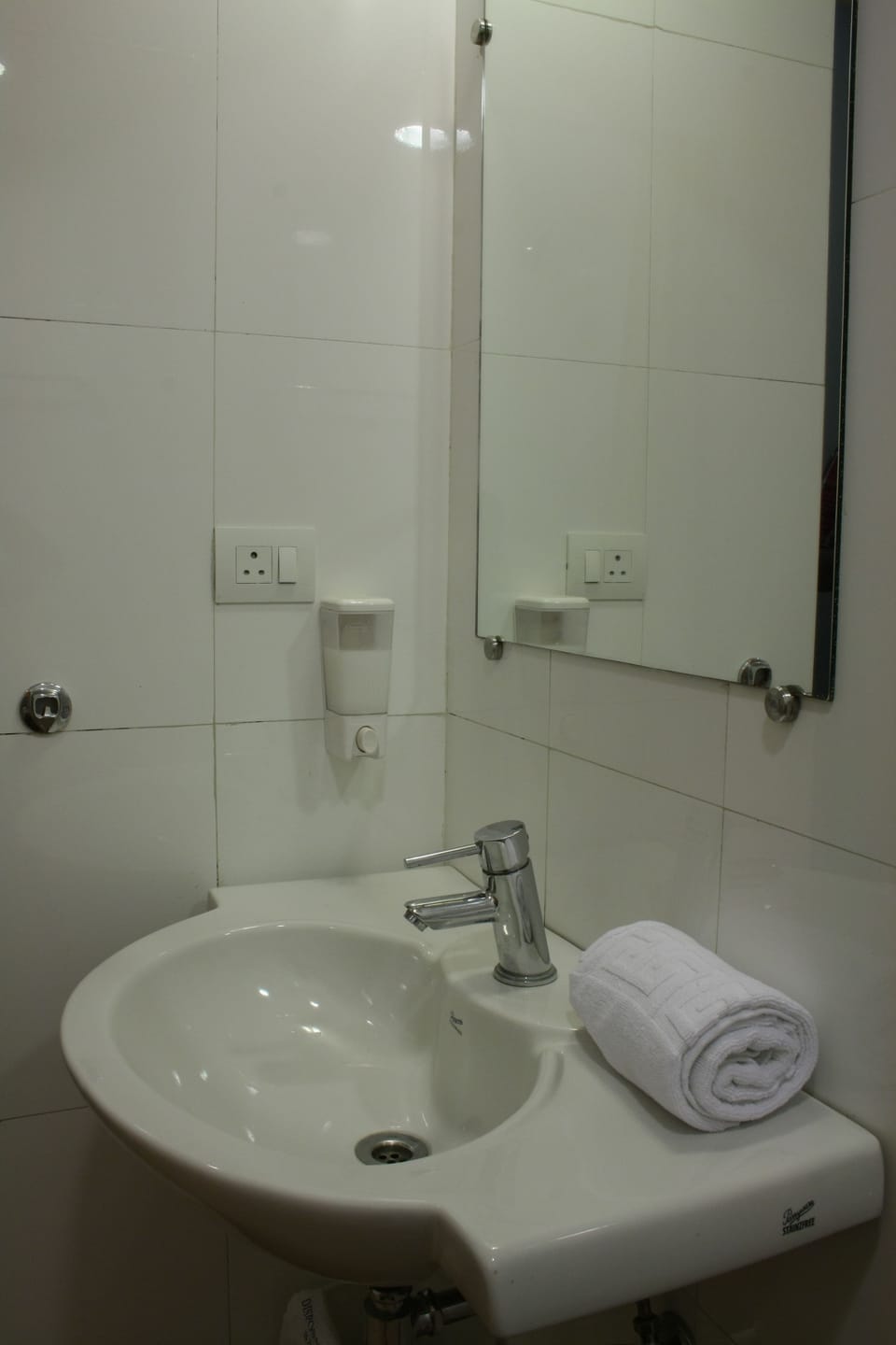 Shower, rainfall showerhead, free toiletries, towels