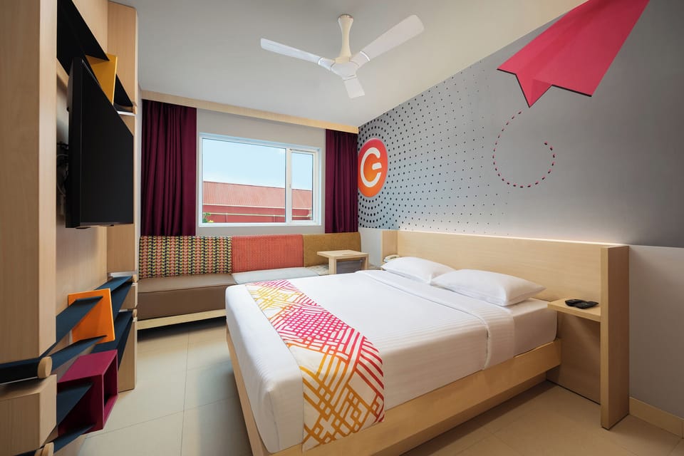 Luxe Queen Room | Minibar, in-room safe, desk, blackout drapes