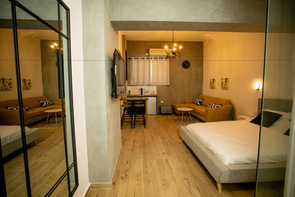 Urban Suite | Minibar, individually decorated, individually furnished, desk