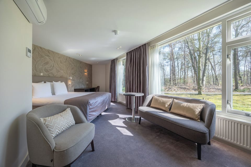 Junior Suite | Minibar, in-room safe, desk, laptop workspace