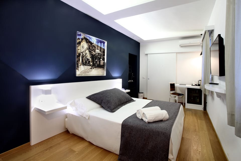 Deluxe Room | Minibar, in-room safe, desk, blackout drapes