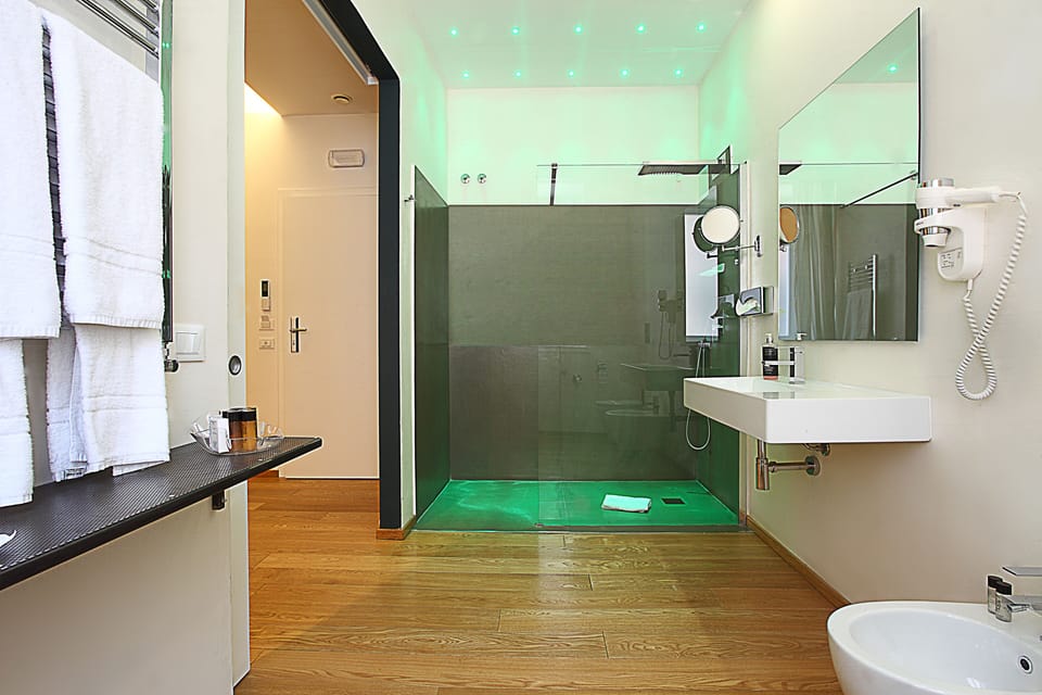 Suite | Bathroom | Free toiletries, hair dryer, bathrobes, bidet