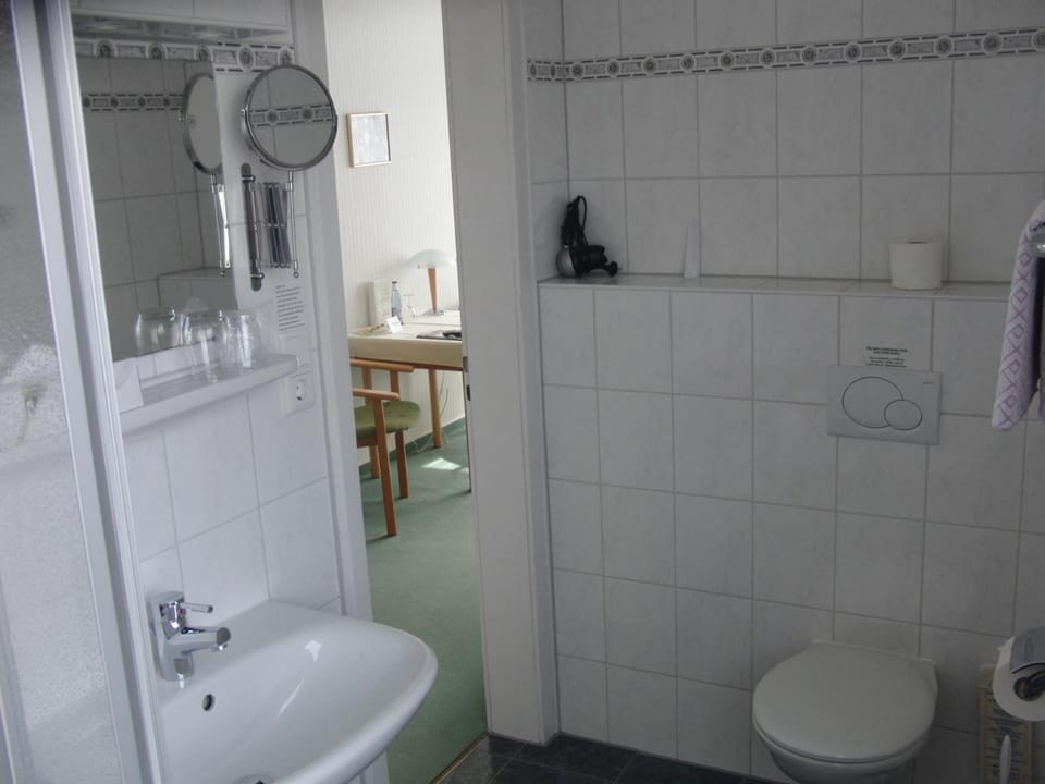 Shower, free toiletries, towels
