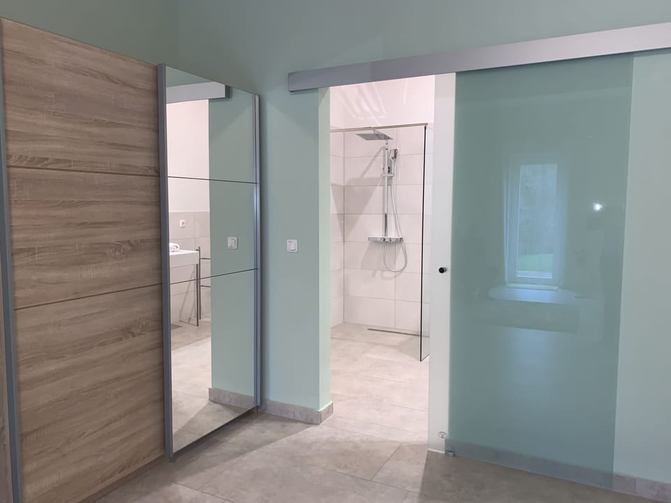 Studio Suite, Garden View | Bathroom shower