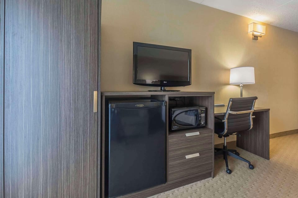 Deluxe Queen Room with Sofa Bed, Ground Floor | Premium bedding, pillowtop beds, desk, blackout drapes