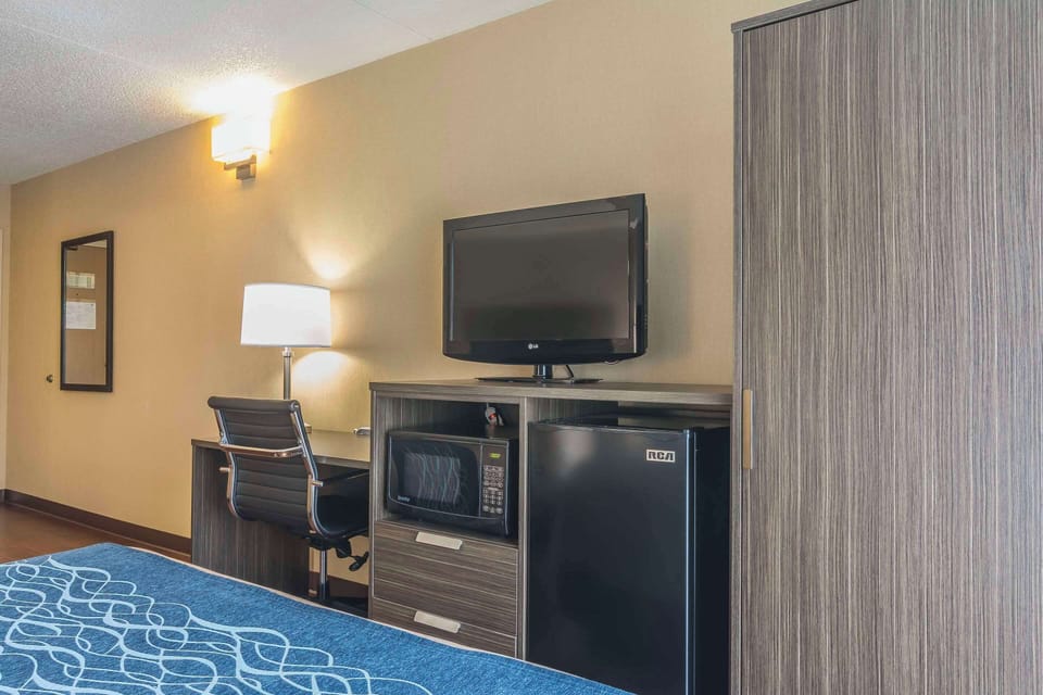 Premium bedding, pillowtop beds, desk, blackout drapes
