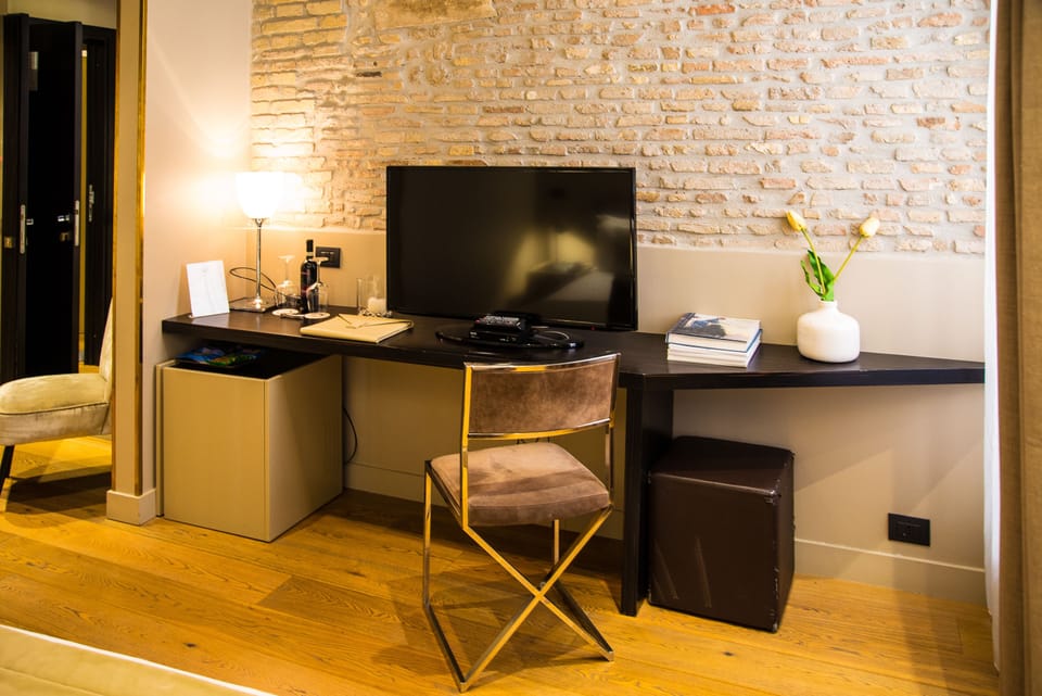 Deluxe Double Room | Premium bedding, minibar, in-room safe, desk