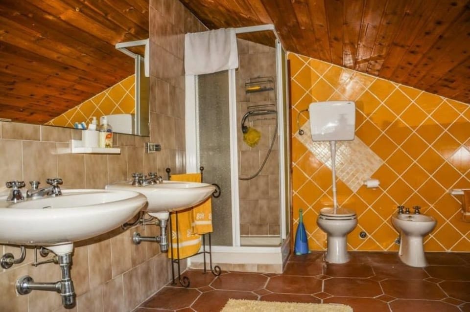 Double Room, Shared Bathroom | Bathroom | Shower, free toiletries, hair dryer, bidet