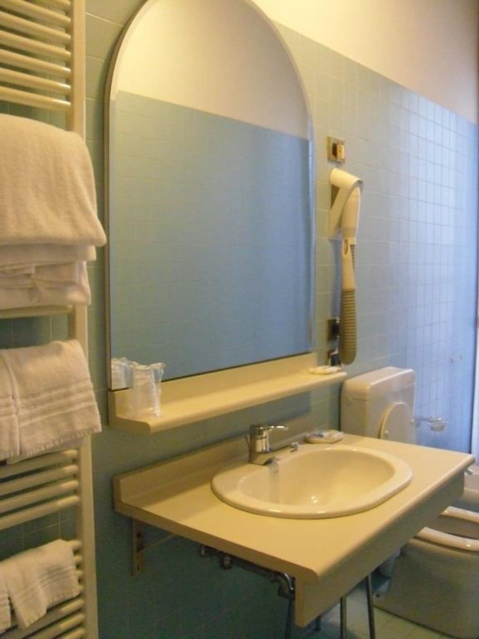 Shower, free toiletries, hair dryer, bidet