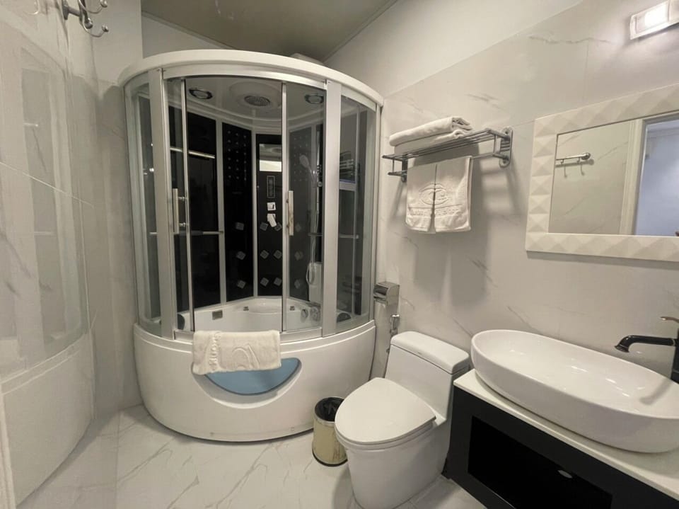 Deluxe Twin Room, Bathtub | Bathroom | Free toiletries, hair dryer, slippers, bidet