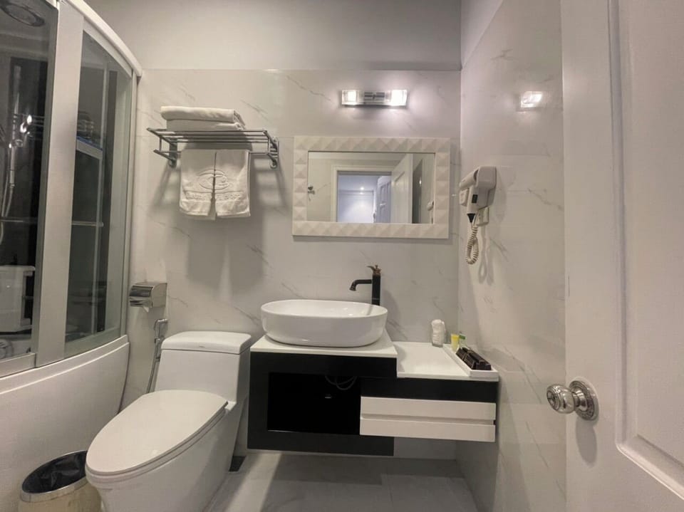 Deluxe Twin Room, Bathtub | Bathroom | Free toiletries, hair dryer, slippers, bidet
