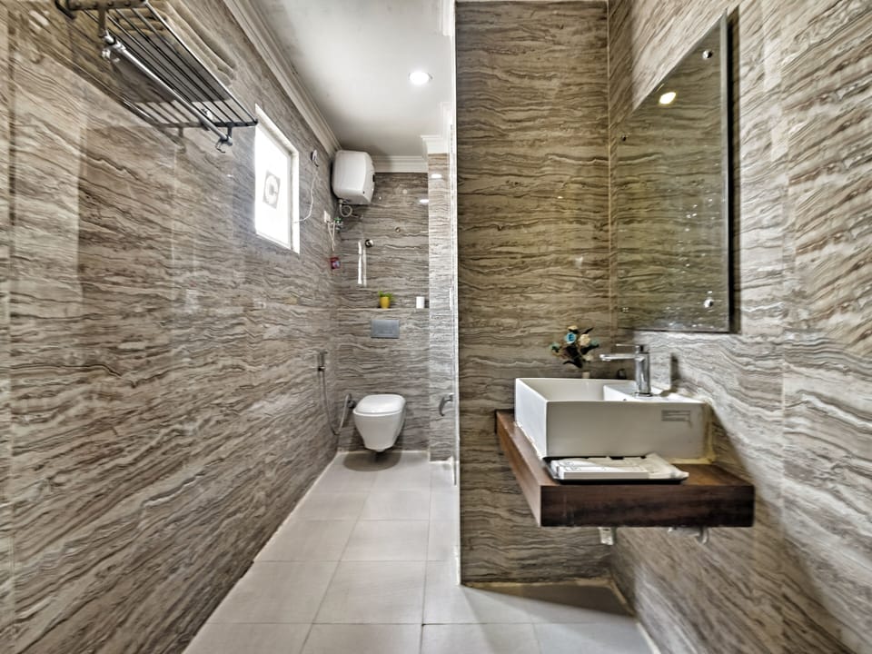 Shower, free toiletries