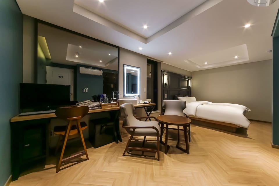 VIP | Desk, free WiFi, bed sheets