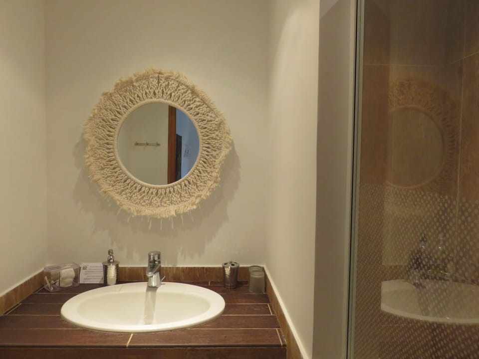 Double Room | Bathroom | Shower, free toiletries, hair dryer, towels