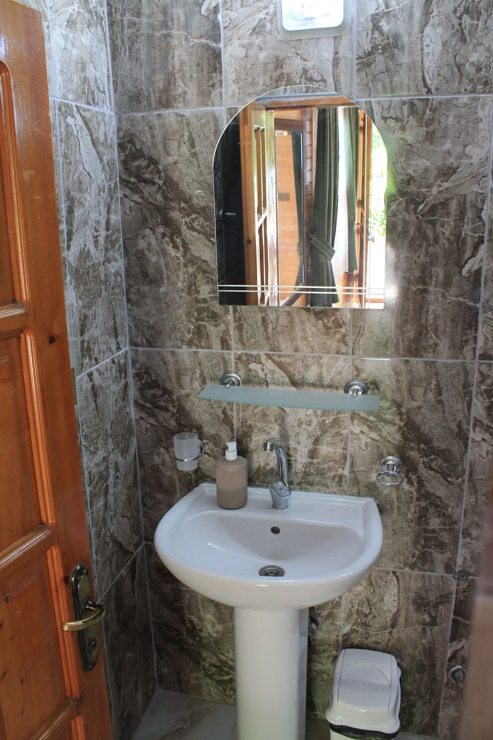 Shower, free toiletries, towels