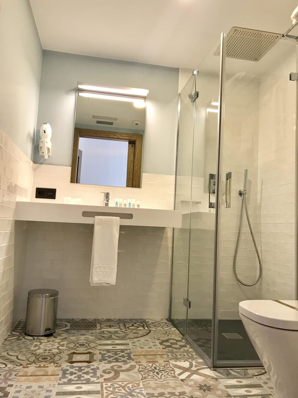 Shower, rainfall showerhead, free toiletries, hair dryer
