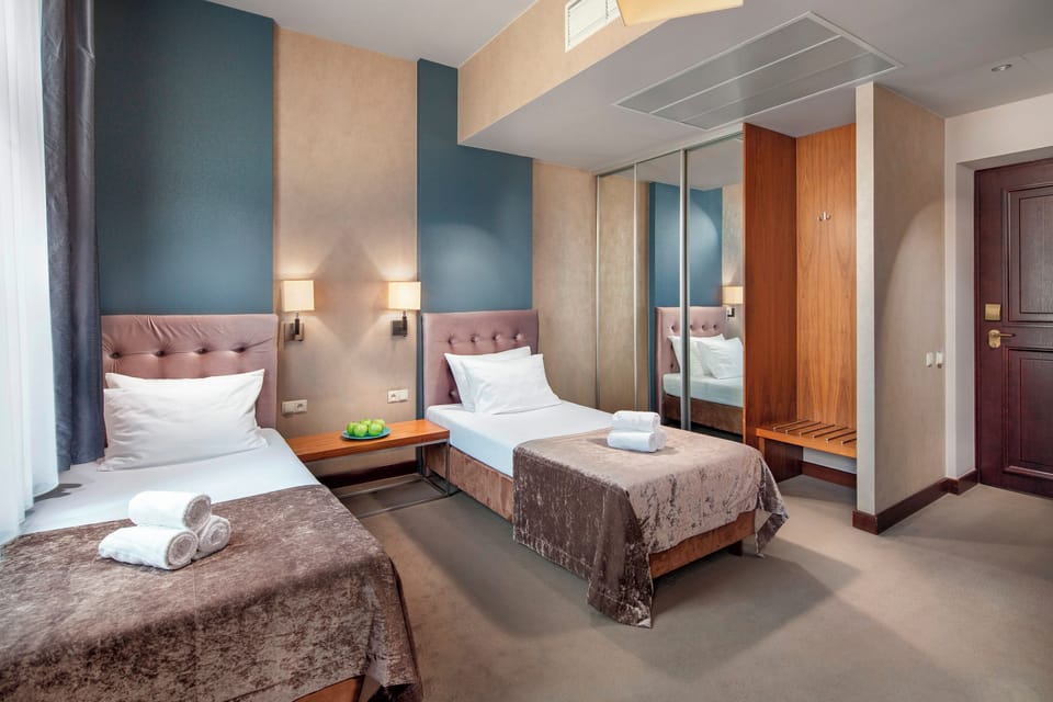 Twin Room | Premium bedding, minibar, in-room safe, desk