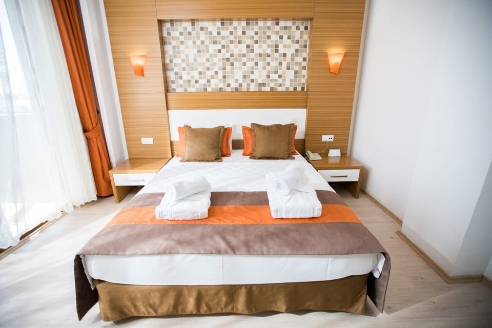 Suite | Premium bedding, minibar, in-room safe, laptop workspace